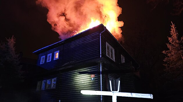 U p�ehrady Harcov ho�el neobydlen� d�m. (14. prosince 2025)