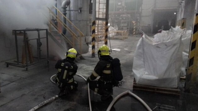 Po��r v are�lu firmy obci Dob��� u Roudnice nad Labem. Z pece vylit� roztaven�...