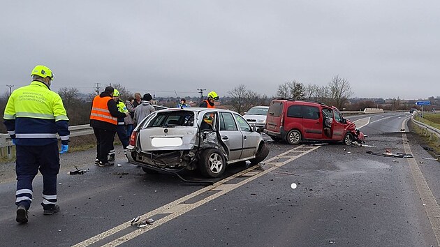 Nehoda dvou aut u Chluman na Lounsku (13. prosince 2025)