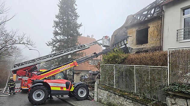 P�es t�icet hodin hasi�i likvidovali po��r domu pln�ho odpadk� v brn�nsk� �tvrti �abov�esky (13. prosince 2025)