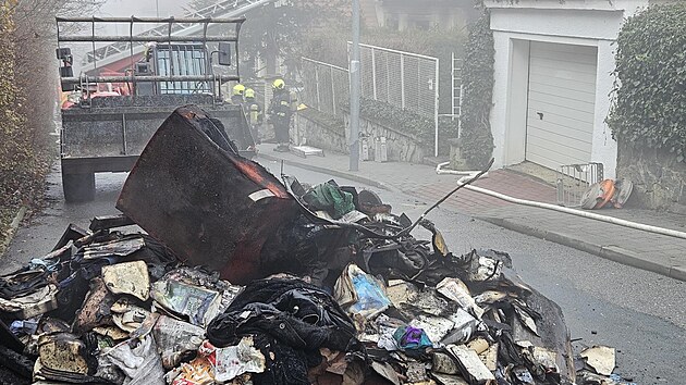 P�es t�icet hodin hasi�i likvidovali po��r domu pln�ho odpadk� v brn�nsk� �tvrti �abov�esky (13. prosince 2025)