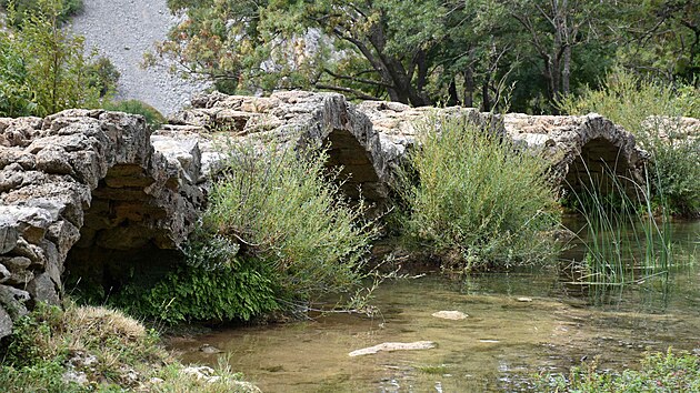 Kudin most se skl�d� z�dvan�cti oblouk�.