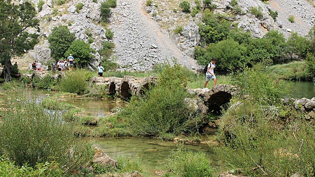 Kudin most je k�i�ovatkou stezek pro p��. Proti proudu od n�j pokra�uje trasa d�lkov� cesty Via Adriatica. Tu m�sty zaji��uj� lana a stupa�ky.