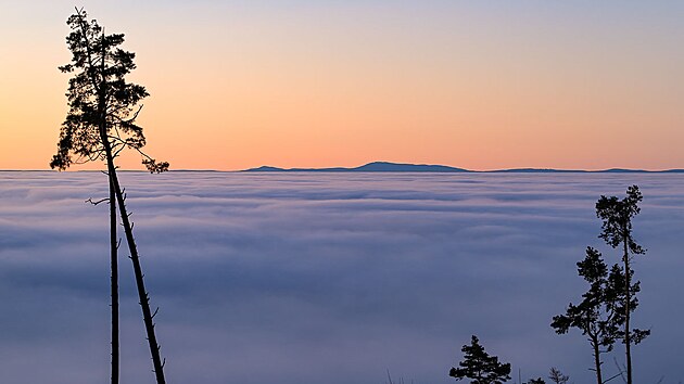 Vrcholy Boub�n a Bob�k (vlevo od n�j) t�sn� p�ed v�chodem slunce.