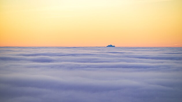 Dokonalou hladinu obla�nosti naru�uj� jen v�dechy z�chlad�c�ch v�� Temel�na.