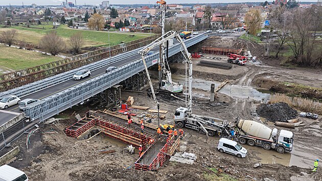 �idi�i v B�eclavi mus� dnes jezdit po provizorn� konstrukci, nov� most se stav�. (podzim 2025)