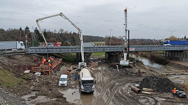 �idi�i v B�eclavi mus� dnes jezdit po provizorn� konstrukci, nov� most se stav�. (podzim 2025)