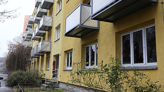 Propadaj�c� se a ji� pr�zdn� bytov� d�m v �idenic�ch �ek� m�sto opravy demolice. (prosinec 2025)