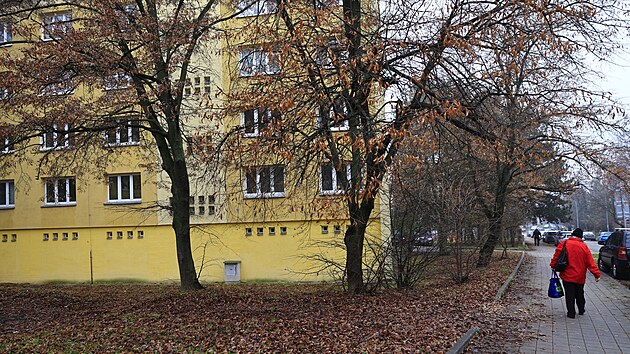 Propadaj�c� se a ji� pr�zdn� bytov� d�m v �idenic�ch �ek� m�sto opravy demolice. (prosinec 2025)