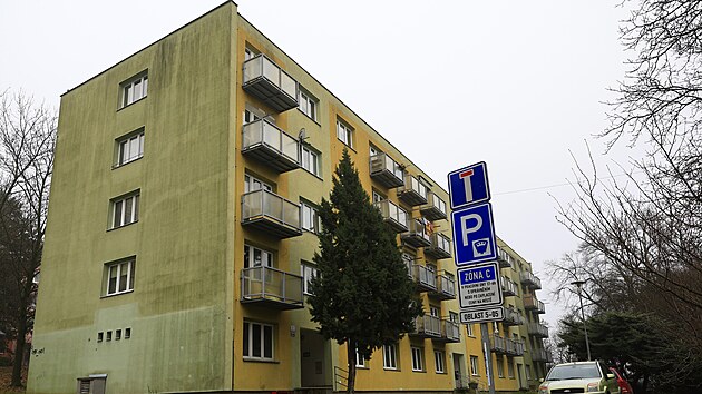 Propadaj�c� se a ji� pr�zdn� bytov� d�m v �idenic�ch �ek� m�sto opravy demolice. (prosinec 2025)