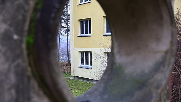 Propadaj�c� se a ji� pr�zdn� bytov� d�m v �idenic�ch �ek� m�sto opravy demolice. (prosinec 2025)
