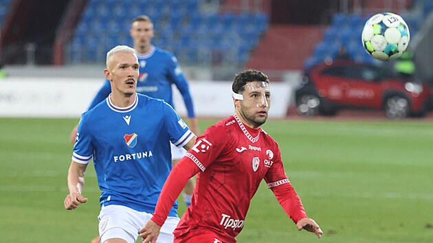 Ostravsk� Ji�� Boula a pardubick� Giannis Botos sleduj� balon.