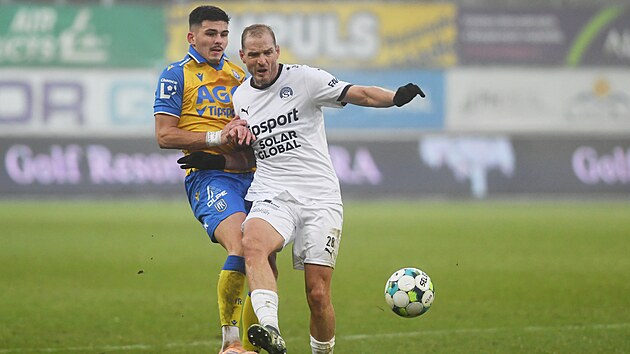 Denis Halinsk� (vlevo) z Teplic a Vlastimil Dan��ek (Slov�cko) v souboji o m��.