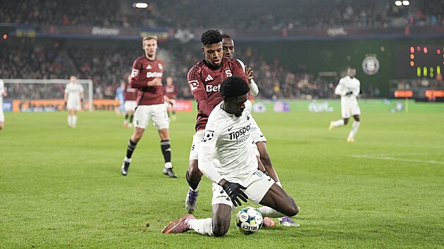 Pertarungan antara John Mercado (Sparta) dan Age NGuessan dari Liberec.