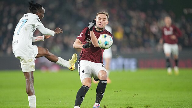 Aziz Kayondo (Liberec) memulai di depan Jan Kuchta dari Sparta.