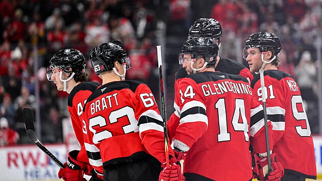 Luke Hughes (New Jersey Devils) slav� se spoluhr��i vst�elen� g�l proti Vancouver Canucks ve druh� t�etin� utk�n�.