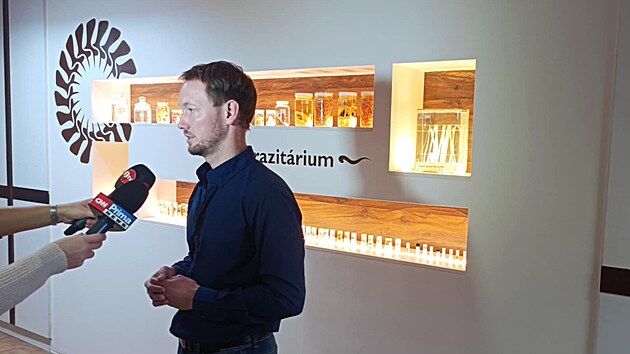 Inkoust za nkolik hodin po tetovn putuje lymfatickmi cvami a ve velkm mnostv se hromad v lymfatickch uzlinch, kde jej aktivn pohlcuj imunitn buky - makrofgy. Tyto buky, kter bn odklzej cizorod stice jako bakterie, viry i toxiny, vak pigment nedokou rozloit. To vede k jejich pokozen a bunn smrti, nejvraznji u ernch a ervench inkoust, popsal Martin Palus, vedouc Laboratoe arbovirologie Biologickho centra AV R, kter se na vzkumu podlel.