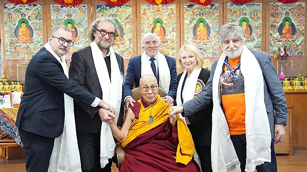 Čeští zákonodárci v Indii navštívili dalajlamu. Předali mu triko s Havlem