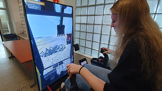 Trena��r dok�e sledovat, po��tat a hodnotit efektivitu pr�ce, a dokonce i zaznamen�vat v�voj, jak se ten kter� konkr�tn� student zlep�uje. Studentka t�et�ho ro�n�ku Andrea Mar��kov� v n�m tr�v� spoustu �asu.