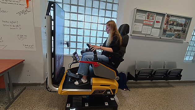 Simul�tor je um�st�n na chodb� �koly. K chodu mu sta�� jen oby�ejn� elektrick� z�suvka a kl��ek.