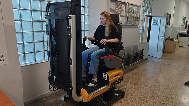 D�ky hydraulice se sedadlo nakl�n�, h�be a klepe podle toho, co student zrovna na simul�toru prov�d�. Bezpe�nostn� p�s je ob�as nutnost�. P�evr�tit trena��r by se v�ak, na rozd�l od skute�n�ho bagru, nikomu pov�st nem�lo.