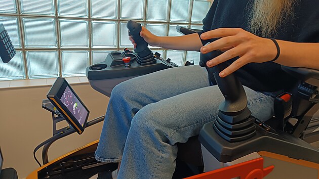 Dva joysticky, ped�ly, mno�stv� displej� a hlavn� tla��tek a p�ep�na��. Kokpit je k nerozezn�n� od skute�n�ho modern�ho bagru.