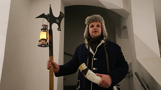 Novodob�m jihlavsk�m ponocn�m je pr�vodce Br�ny Jihlavy Marek Sk�iv�nek. Sehnal si k tomu i pat�i�n� oble�en� a vybaven�. Po ve�erech na putov�n� centrem m�sta bere a� �ty�ic�tku z�jemc�. A m�v� pravideln� vyprod�no.