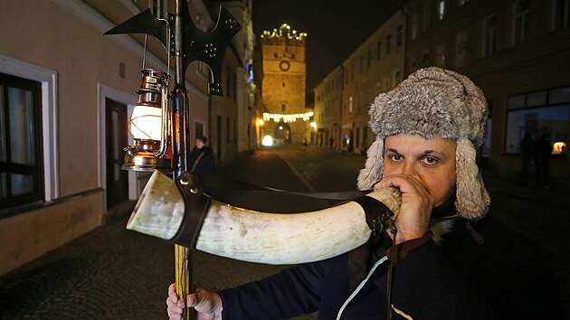 Novodob�m jihlavsk�m ponocn�m je pr�vodce Br�ny Jihlavy Marek Sk�iv�nek. Sehnal si k tomu i pat�i�n� oble�en� a vybaven�. Po ve�erech na putov�n� centrem m�sta bere a� �ty�ic�tku z�jemc�. A m�v� pravideln� vyprod�no.