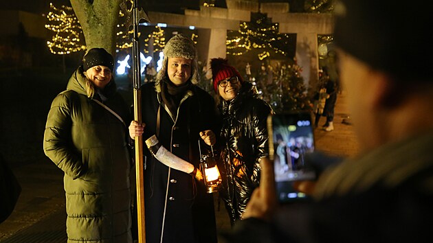 Novodob�m jihlavsk�m ponocn�m je pr�vodce Br�ny Jihlavy Marek Sk�iv�nek. Sehnal si k tomu i pat�i�n� oble�en� a vybaven�. Po ve�erech na putov�n� centrem m�sta bere a� �ty�ic�tku z�jemc�. A m�v� pravideln� vyprod�no.