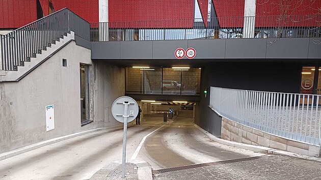 Nov� podzemn� parkovi�t� pod Hor�ckou ar�nou pojme asi stovku aut. P��stupn� je z Jir�skovy ulice. Otev�en� pro ve�ejnost je ov�em jen tehdy, kdy� se v ar�n� nekon� ��dn� akce.