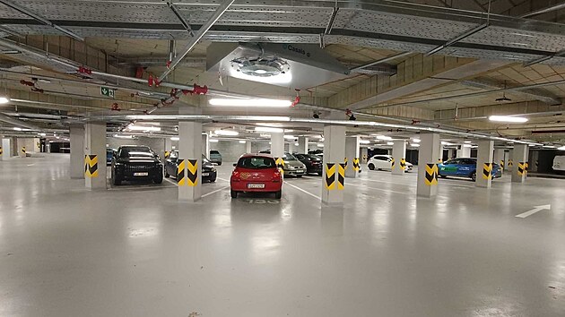 Nov� podzemn� parkovi�t� pod Hor�ckou ar�nou pojme asi stovku aut. P��stupn� je z Jir�skovy ulice. Otev�en� pro ve�ejnost je ov�em jen tehdy, kdy� se v ar�n� nekon� ��dn� akce.