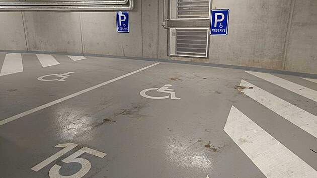Nov� podzemn� parkovi�t� pod Hor�ckou ar�nou pojme asi stovku aut. P��stupn� je z Jir�skovy ulice. Otev�en� pro ve�ejnost je ov�em jen tehdy, kdy� se v ar�n� nekon� ��dn� akce.