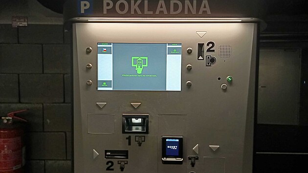 Nov� podzemn� parkovi�t� pod Hor�ckou ar�nou pojme asi stovku aut. P��stupn� je z Jir�skovy ulice. Otev�en� pro ve�ejnost je ov�em jen tehdy, kdy� se v ar�n� nekon� ��dn� akce.