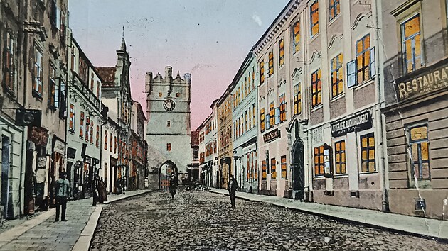 Br�na v ulici Matky Bo�� v centru Jihlavy. Takto - i s om�tkou - vypadala na jedn� ze star�ch pohlednic.