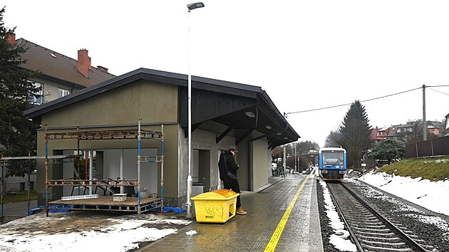 Zast�vka v Dru�stevn� ulici m� za sebou modernizaci. Lid� nyn� vyu��vaj� nap��klad nov� bezbari�rov� n�stupi�t�, v�pravn� budovu i p�echod p�es koleje.