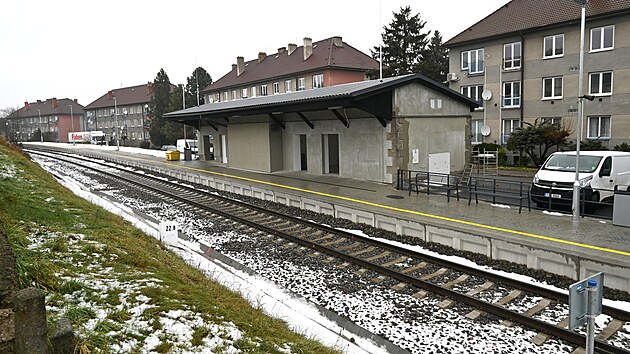 Zast�vka v Dru�stevn� ulici m� za sebou modernizaci. Lid� nyn� vyu��vaj� nap��klad nov� bezbari�rov� n�stupi�t�, v�pravn� budovu i p�echod p�es koleje.