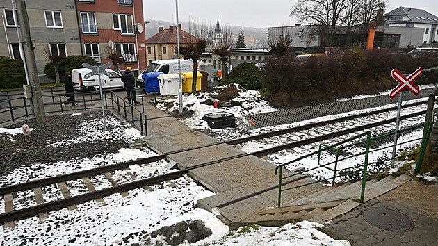 Zast�vka v Dru�stevn� ulici m� za sebou modernizaci. Lid� nyn� vyu��vaj� nap��klad nov� bezbari�rov� n�stupi�t�, v�pravn� budovu i p�echod p�es koleje.