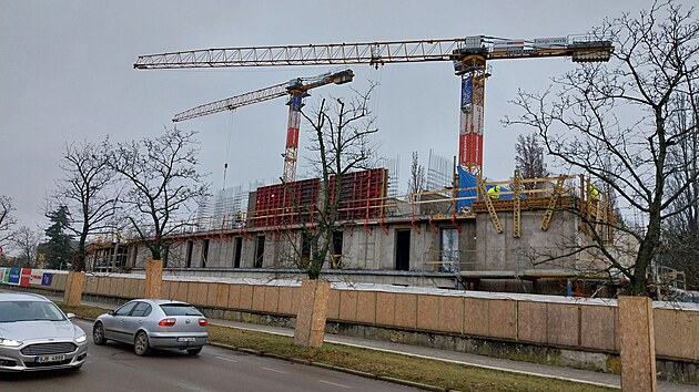 Po dlouh�m zdr�en� se pr�ce na stavb� vysoko�kolsk�ch kolej� v Jihlav� znovu rozeb�hly. Nyn� u� d�ln�ci buduj� druh� patro budovy.