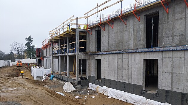 Po dlouh�m zdr�en� se pr�ce na stavb� vysoko�kolsk�ch kolej� v Jihlav� znovu rozeb�hly. Nyn� u� d�ln�ci buduj� druh� patro budovy.