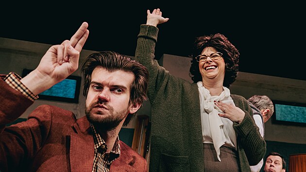 Pedstaven Spoleenstva vlastnk vyaduje od trncti herc Horckho divadla mimodnou souhru a koncentraci. Tm neopust jevit, neustle si skou do ei a peruuj se.