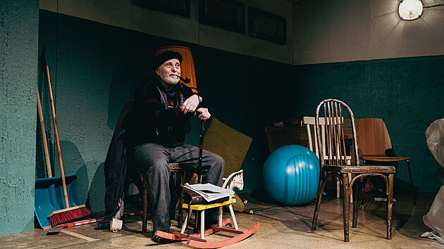 Pedstaven Spoleenstva vlastnk vyaduje od trncti herc Horckho divadla mimodnou souhru a koncentraci. Tm neopust jevit, neustle si skou do ei a peruuj se.