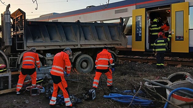 U Vysokého Mýta se srazil vlak s náklaďákem, zraněný je řidič a tři cestující