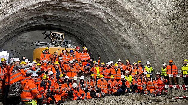 Stavba�i si mohou od�krtnout dal�� d�le�it� miln�k na d�lnici D35. Tunel Homole je prora�en�. (15. prosince 2025)