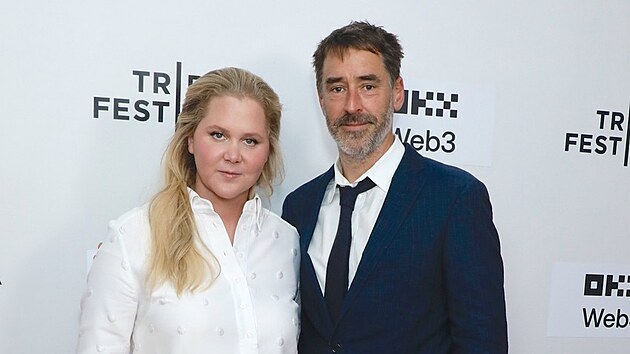 Amy Schumerov� a Chris Fischer (�erven 2025)