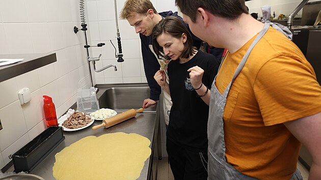 Studenti Slezsk univerzity v Opav si vyzkoueli ppravu pokrm z jdelnku dvnch lechtic.