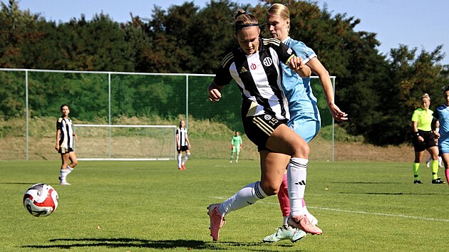 Elika Stropkov (v ernoblm) bojuje o m.