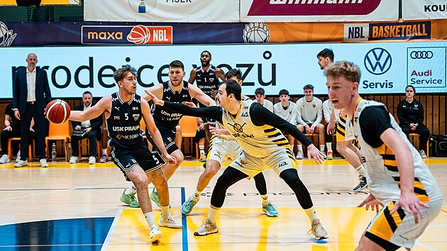 Jan Karlovsk� (v b�l�m s ��slem 41) se sna�� z�skat m��.