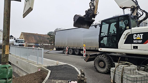 Stavba nov�ho mostu p�es Pekelsk� potok ve Str�i nad Oh�� trvala v pln�m provozu sedm m�s�c�.