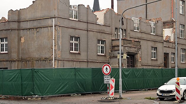 V Karlov�ch Varech za�ala demolice ��sti historick� budovy st�edn� keramick� �koly.