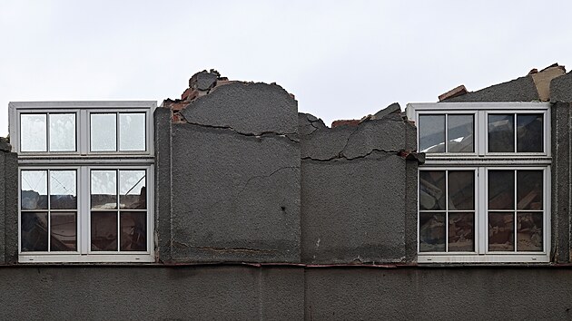 V Karlov�ch Varech za�ala demolice ��sti historick� budovy st�edn� keramick� �koly.